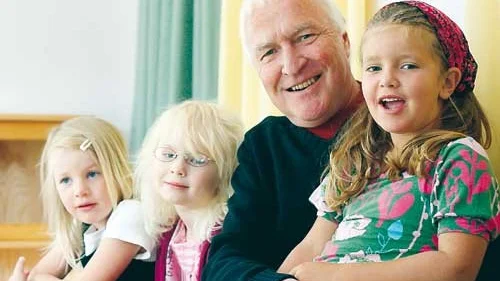 Bertil Hultenius trivs med att jobba som förskollärare. Här syns han med barnen Ester Malmunger, Stina Bragsjö och Elin Thörn.