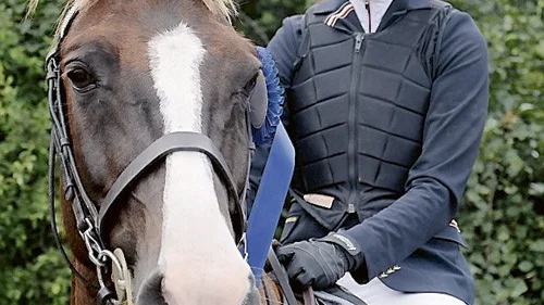 Ellen Gustafsson på sin stora och kraftfulla ponny Practical Joke. Duon hade en bra helg tillsammans och lyckades bärga en andraplats som kunde varit snäppet bättre om inte en bom ramlat ner med knapp marginal i slutet av sista ritten.