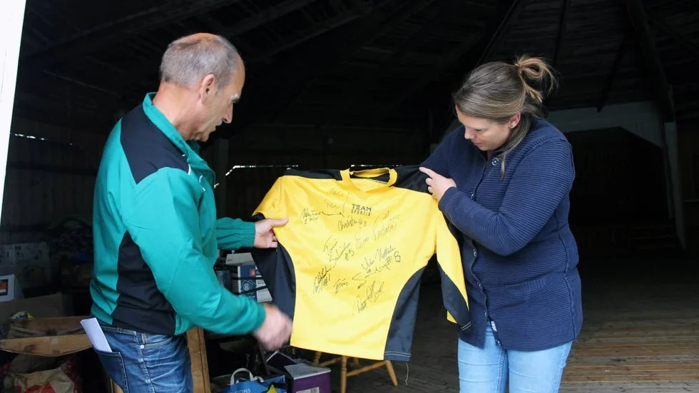 En signerad lagtröja kanske vore något funderar Erika Alm och Christer Karlsson.