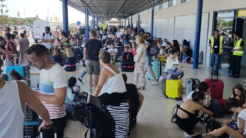 Kaos på flygplatsen. Under fredagen befann sig familjen Söderlund på flygplatsen i Kos, där det närmast rådde kaos.