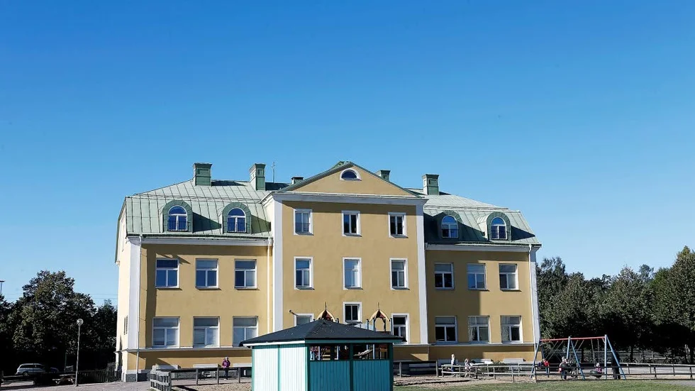 Skolgårdaeleverna får vänta på ny matsal.