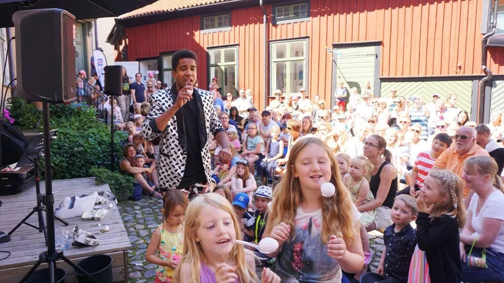 Tävling. Yankho Kamwendo utmanade några barn i att ägglöpning. Det blev rätt många krossade ägg innan alla deltagande barn kunde koras till vinnare.