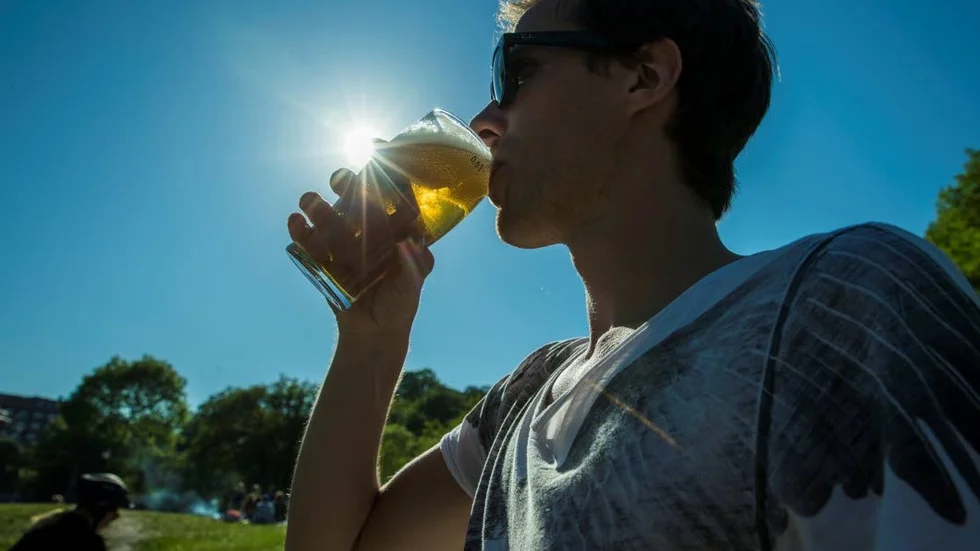 Svenskar dricker mer på sommaren. Bilden är en genrebild.