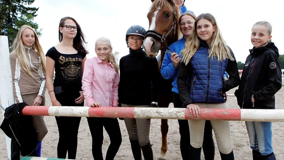 Framgångsrecept. Tilda Nystedt, Ylva Stridh-Holmertz, Esmeralda Widlöf, Malin Andersson, Malva Sjelvgren på Greven av Nyckelby, Mia Axén, Nathalie Karlfeldt-Ekberg och Tuva Karlfeldt-Ekberg trivs tillsammans vilket gett resultat.