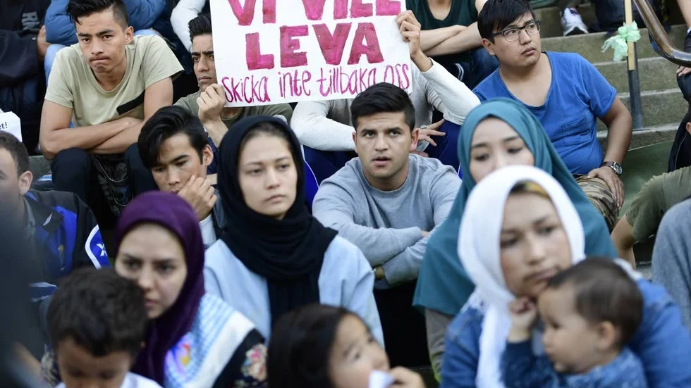 Protest. Afghanska ungdomar demonsterar på Medborgarplatsen i Stockholm mot utvisningarna till Afghanistan.