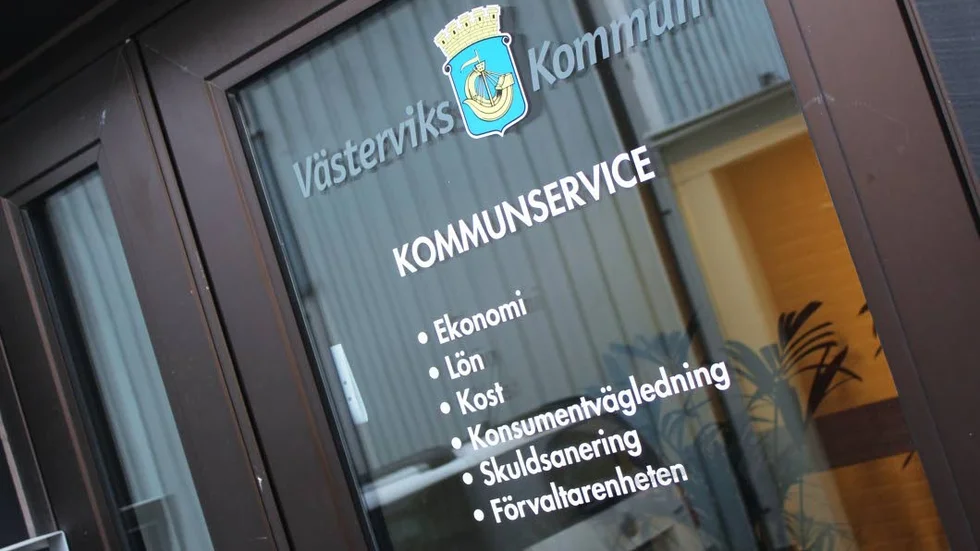 Skuldsanering. Västerviksbornas ansökningar om skuldsanering har dubblerats tack vare enklare regler. Hos kommunens kommunservice kan man få hjälp.