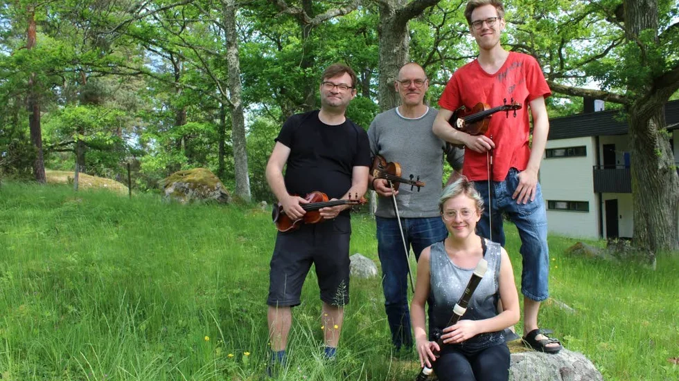 Niklas Grundén, Pelle Björnlert, Elin Andersson och Oskar Ankarloo var de som senast bjöd på "Folkmusikcafé i Paviljongen".