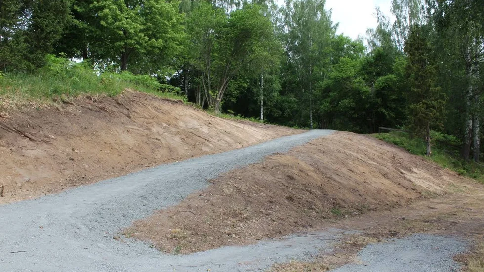 Bilden på den nya serpentinvägen är tagen strax ovanför badplatsen. Här ska senare kompletteras med skyddsräcken.