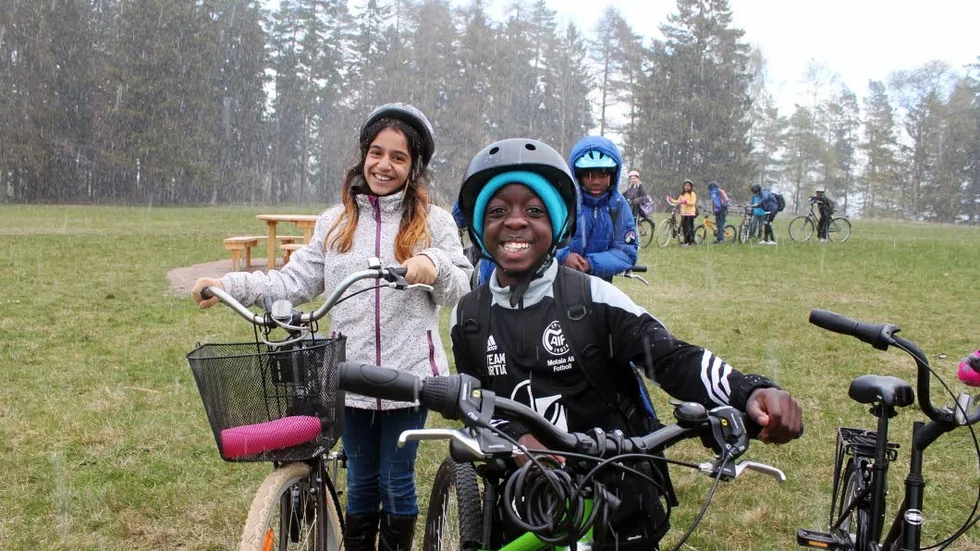 CYKELTUR. Mitra Akbari och Charlie Buyondo från klass 4A på Norra skolan genomförde på måndagen cykelmomentet i Skolklassikern. "Kul på asfalt nedför", säger Mitra.