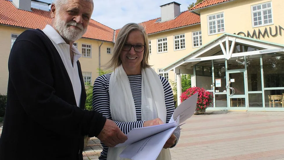 VISIONÄRER. Konsensus håller fast vid visionen om 10 000 Vadstenabor år 2030, deklarerar Lars Ekström och oppositionsrådet Frida Edholm.