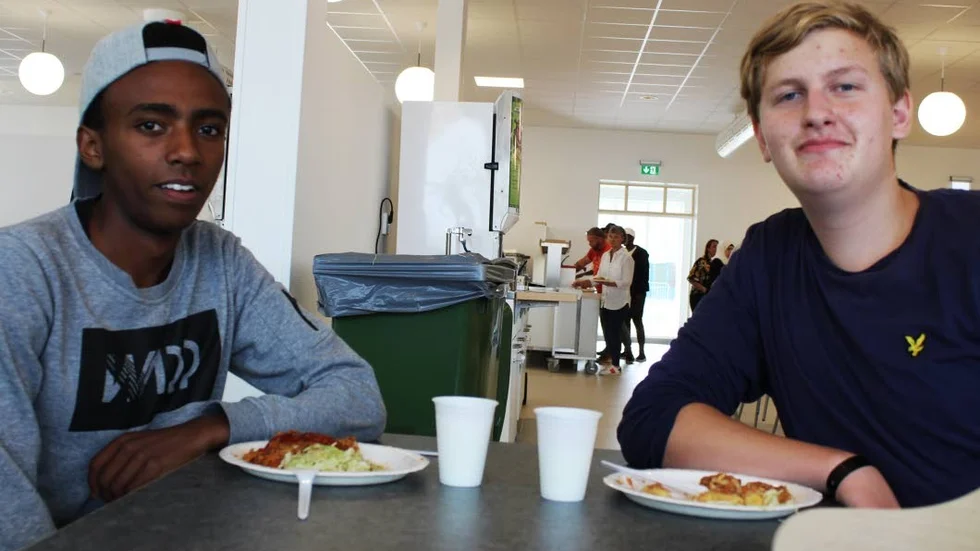 Malte Eklund Helmfrid (t v) och Ludvig Hansevi säger att det känns kul med en ny och snygg restaurang. Ännu äter man på papptallrikar,, köket beräknas vara färdigt till årskiftet.