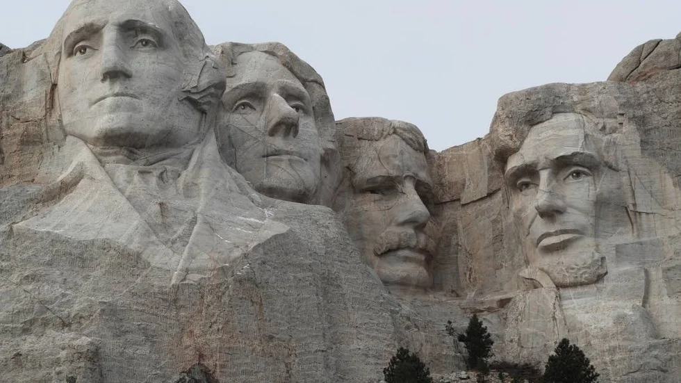Mount Rushmoremonumentet visar fyra amerikanske presidenter som spelade en viktig roll under landets första 150 år.