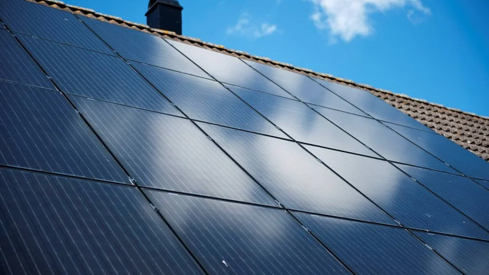 Solkraft liksom vindkraft är en nyckfull energikälla, menar debattören.