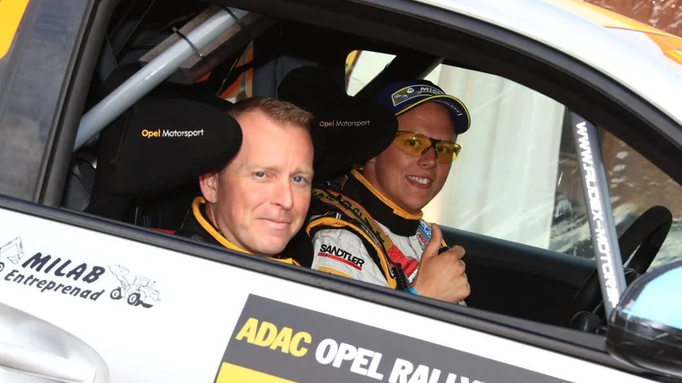 SEGER. Motalabon Henrik Appelskog har åkt fort igen på rallyvägarna, som kartläsare tillsammans med föraren Tom Kristensson.
