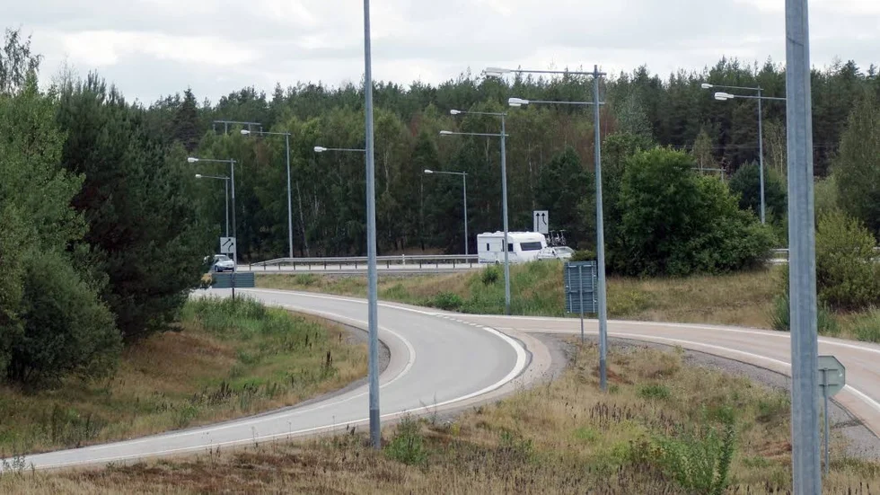 Det är i skogarna kring E22 utanför Västervik som avverkning påbörjats. Bergs Timber som ansvarar avverkningen säger att man vidtagit en rad säkerhetsåtgärder.