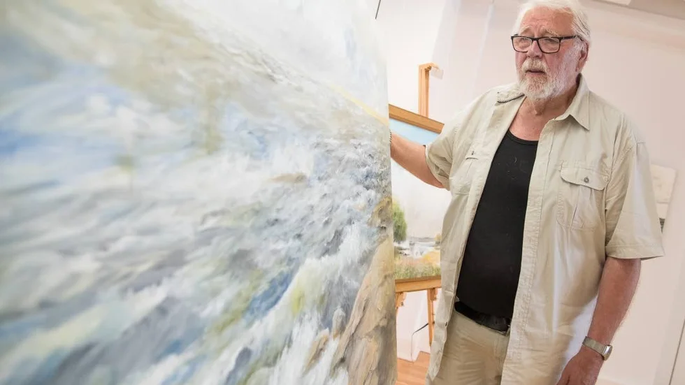 Inge Pettersson vid sitt verk ”Vågspel”.