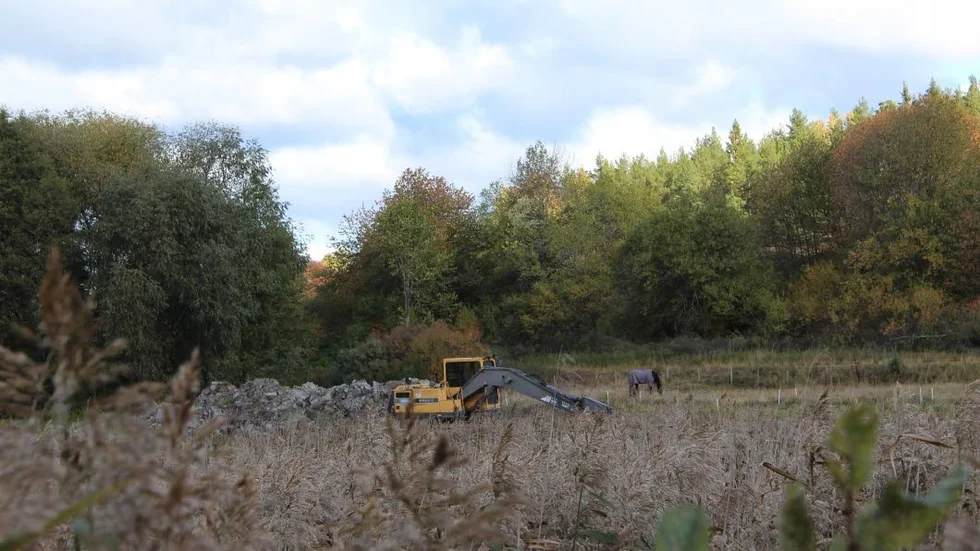 Grävstart. Arbetet med den nya våtmarken vid Skramstad gård i Gamleby har inletts så smått.