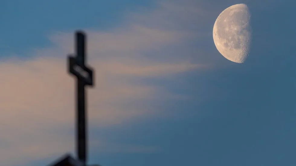 Existentiella frågor kan mycket väl diskuteras utan religiösa inslag, påpeker Lars Gollvik.