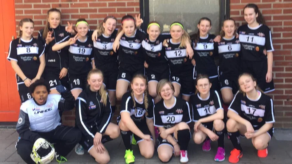 Cuptvåa. WIBK:s F 02-03 kom tvåa Floorball Gamle. Övre raden från vänster: Ellinor Johansson, Josefin Svensson, Alva Svensson, Lina Skärlund, Tindra Berggren, Olivia Vessby, Moa Fredriksson, Annie Magnusson, Tuva Gustafsson, Nora Apell. Nedre raden från vänster: Alva Lögdahl, Maja Bartholdsson, Meja Bergenhav, Siri Jonsson, Matilda Larsson och Tone Throzell.