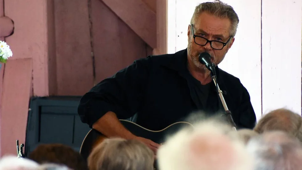 Göran Nachtweij underhöll de omkring 145 SPF-seniorerna som kom till tisdagens sommarfest i Brunnsparken i Södra Vi.