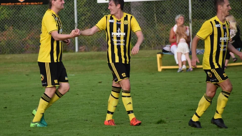 Tre målskyttar firar ny seger. Isack Thuresson, Jesper Wärnehall och Anton Holm gjorde alla mål när Hultsfred besegrades.