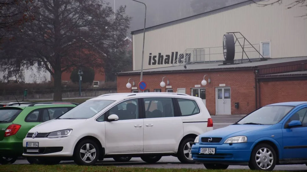 Parkeringen vid ishallen har fått det logiska namnet Ishallsparkeringen.
