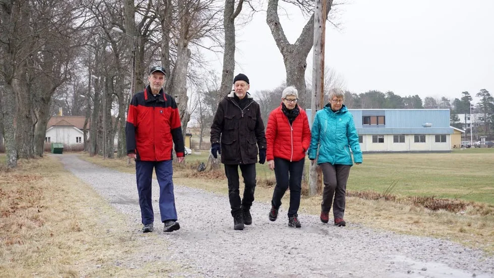 På promenad. Åke Björklund, Lennart Sturesson, Britt-Marie Björklund och Gun-Britt Svensson i Västerviks OK har gått en förmiddagspromenad vid sjön Kvännaren. Natur som kommer att påverkas av en ny väg.