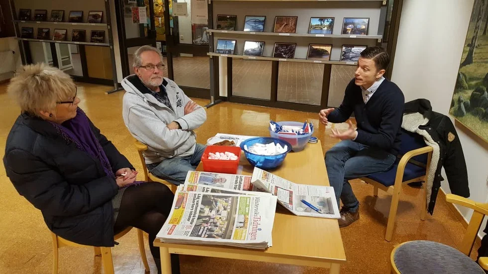 Samtal. Valdy Ohlsson och Donald Öfverberg träffade VT:s nyhetschef Christoffer Nielsen på Ankarsrums bibliotek i tisdags.
