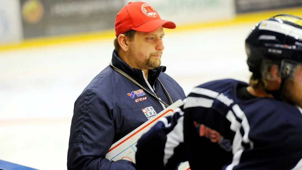 Tränaren Mattias Karlin vill se ett jämnare spel från VIK:s sida med mindre individuella misstag och mer jobb med pucken.