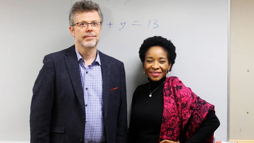 Mer kunskap. Det hoppas matematikläraren Jan Gustafsson och hans kollegor få av professor Mamokgethi Phakeng från Sydafrika.