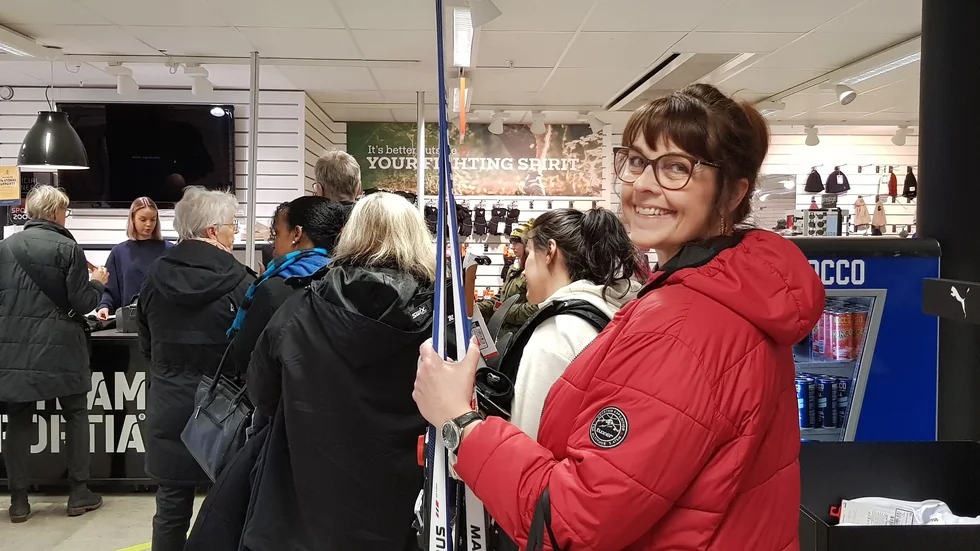 Ingela Nilsson tycker det är tråkigt att butiken gått i konkurs men ser samtidigt fram emot att prova sina nya skidor.