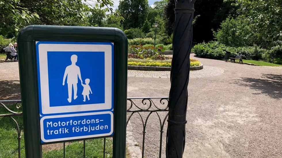 Skribenten är kritisk till att cykling är tillåten i Trädgårdsföreningen.