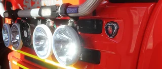 Moped började brinna – bil skadad