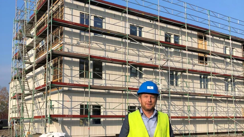 Pontus Eklind vid ett av de fyra hus som ska byggas klara i Norrköping under hösten och vintern.