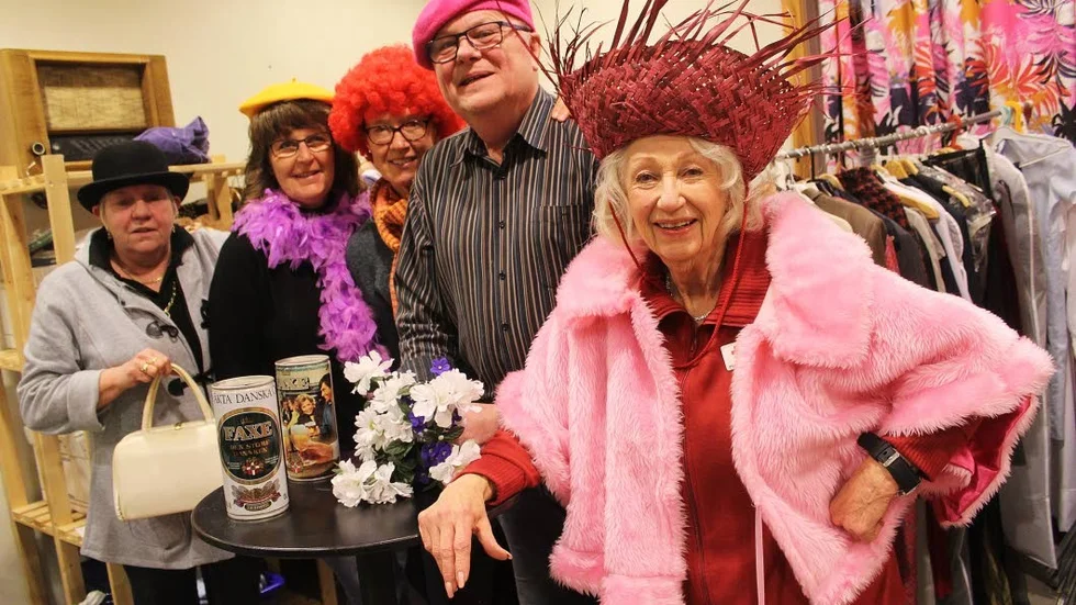 Blanda & Ge tar ett helt nytt grepp i år och låter bland andra Ann Kullberg, Barbro Svensson, Elisabeth Ekselius, Frank Axelsson och Marianne Odin bjuda på sketcher under namnet Teaterpub.