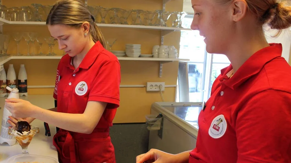 Första steget ut i arbetslivet: Maja Bjerlöw och Vilma Ljungstedt trivs bra på sin arbetsplats.