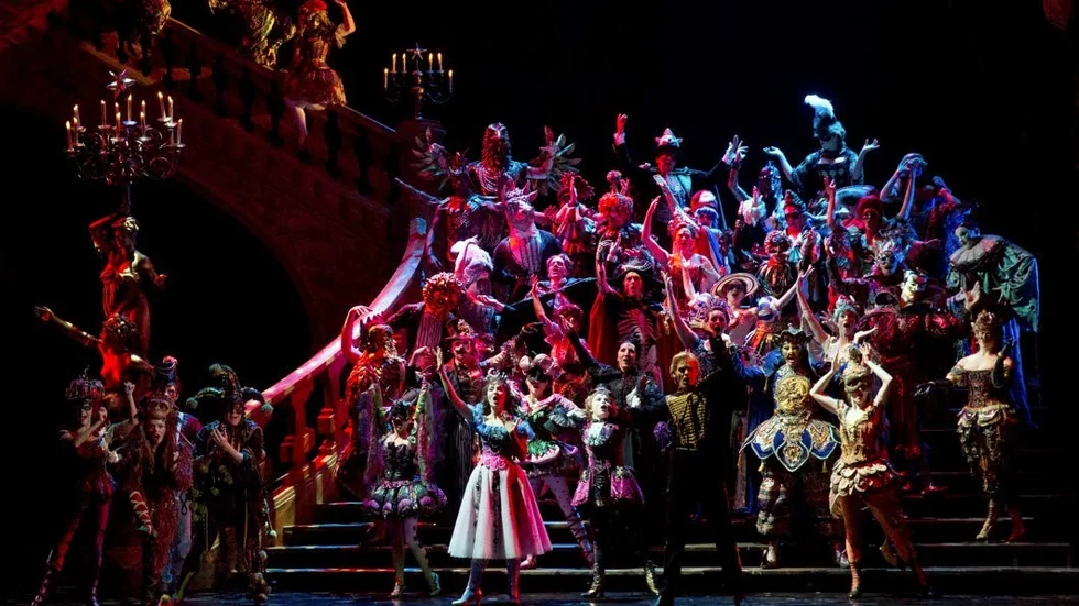 Maskerad. En av höjdpunkterna i "Phantom of the opera", liksom intensiva möten mellan Peter Jöbacks "operaspöke" och Emmi Christenssons "Christine".