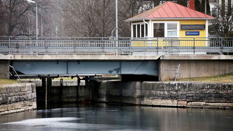 Slusshuset vid Strömbron har fått en fönsterruta krossad. Gärningspersonen har försökt att ta sig in för att tillgripa gods.