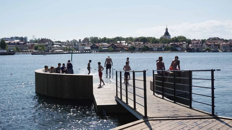 Stojet från badande vid Slottsholmen har stört några boende i centrum under sommaren.