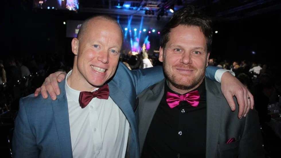 GLITTER. Borens Nicklas Helander och Österstads Patrik Lundin i galavimlet i Team Sportia-hallen. Som vanligt var det stark idrottsprägel på stadens företagsgala.