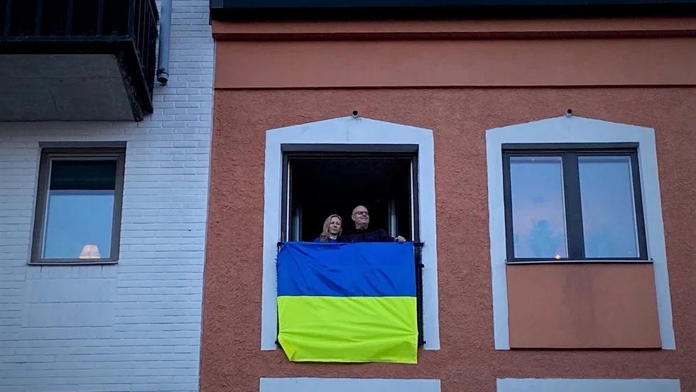 Jan Inerud och Ausra Åsén har hängt den ukrainska flaggan över balkongräcket, i solidaritet med ukrainska folket. 