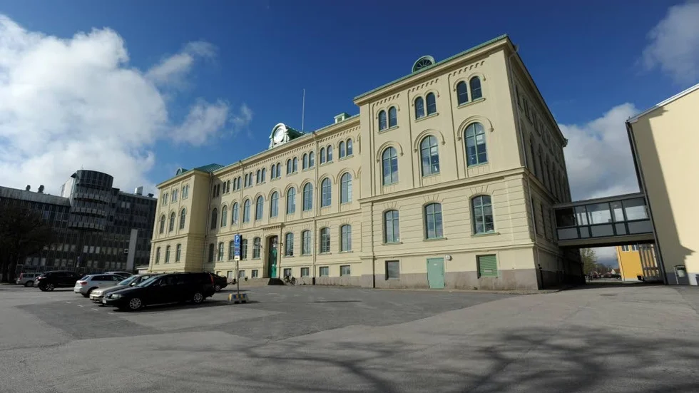 Västerviks sjukhus behöver mer plats, och kommunen är redo att sälja skolan. Regionen vill kunna riva alla byggnader utom huvudbyggnaden. En ny detaljplan ska tas fram före att köpekontrakt kan tecknas.