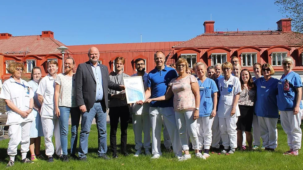 Torbjörn Holmqvist (S) delade ut diplom till vårdcentralen.