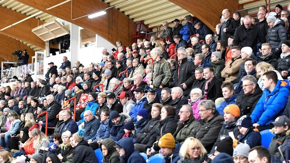 Sittplatsläktaren var i princip fullsatt när VIK bjöd på fri entré.