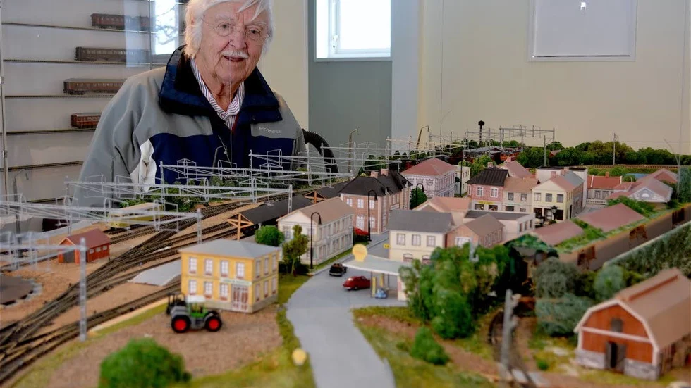 Landskap. Bertil Holmer har en modelljärnväg i gästhuset, som dock inte är en leksak utan ännu ett arkitektoniskt projekt, där alla husmodeller med mera är handbyggda.