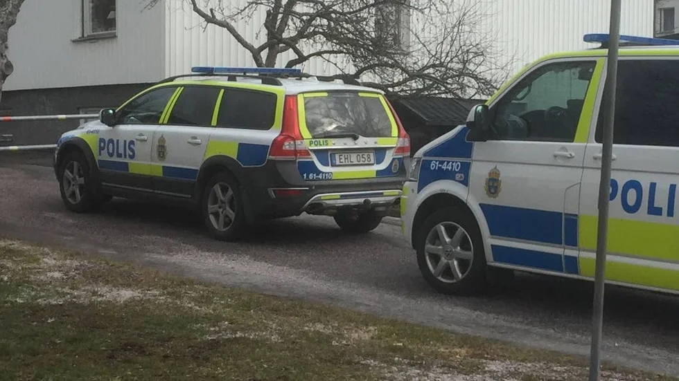 Enligt uppgifter till VT har torsdagens tillslag mot en adress i Västervik med det misstänkta penningtvättsbrottet att göra. Polisen är än så länge förtegen om ärendet.