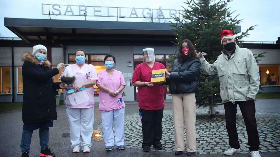Jeanette Homulainen, Ling Wu och Leslie Rubio från Isabellagården tog emot blommor och mängder av godis till de äldre, överlämnat av Noor Malek, Lily Brolin Clegg och Tommy Wall från Starka händer.