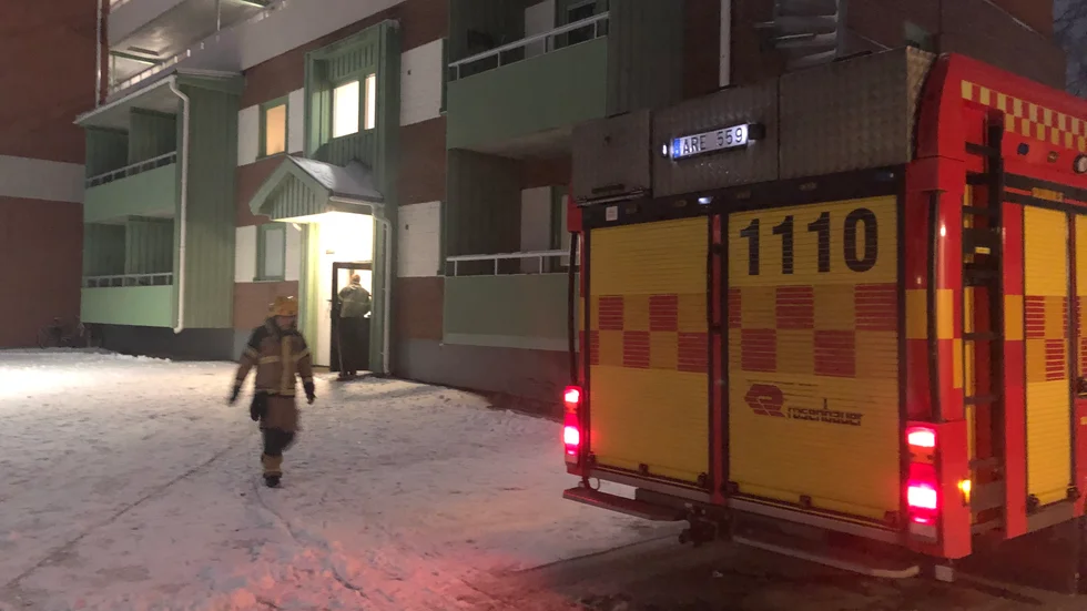 SOS fick vid 07-tiden på tisdagen larm om brand i en lägenhet på bostadsområdet Ankars på Djupviken. Lägenhetsinnehavaren hade tagit sig ut men fördes till sjukhus med ambulans.