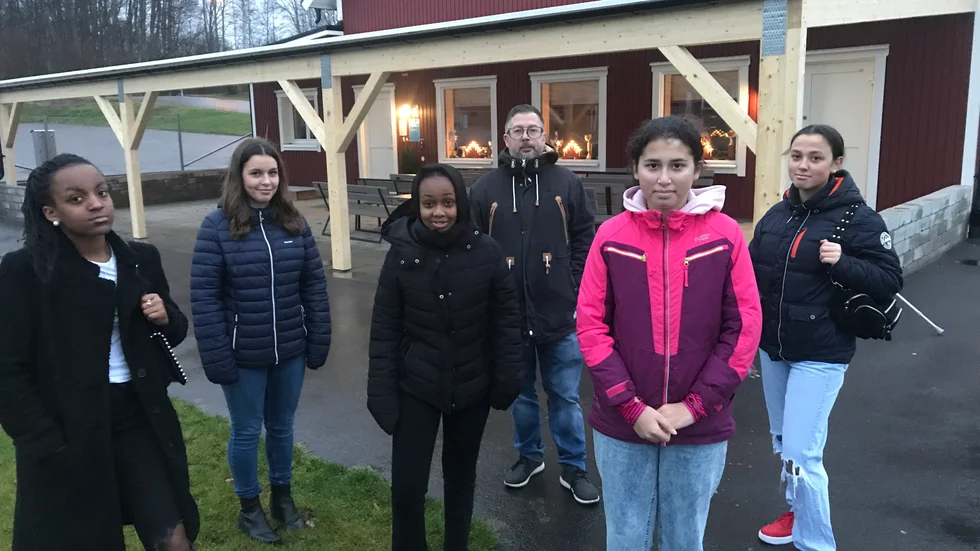 Domarfaddrar är redo för en ny fotbollssäsong. Borens IK utvecklar domare och här ses ledaren Konstantin Tsilofitis ihop med domarna Shannen Irakoze, Farijana Ramadani, Ayni Omar, Nor Elzammar och Adela Nezirevic.