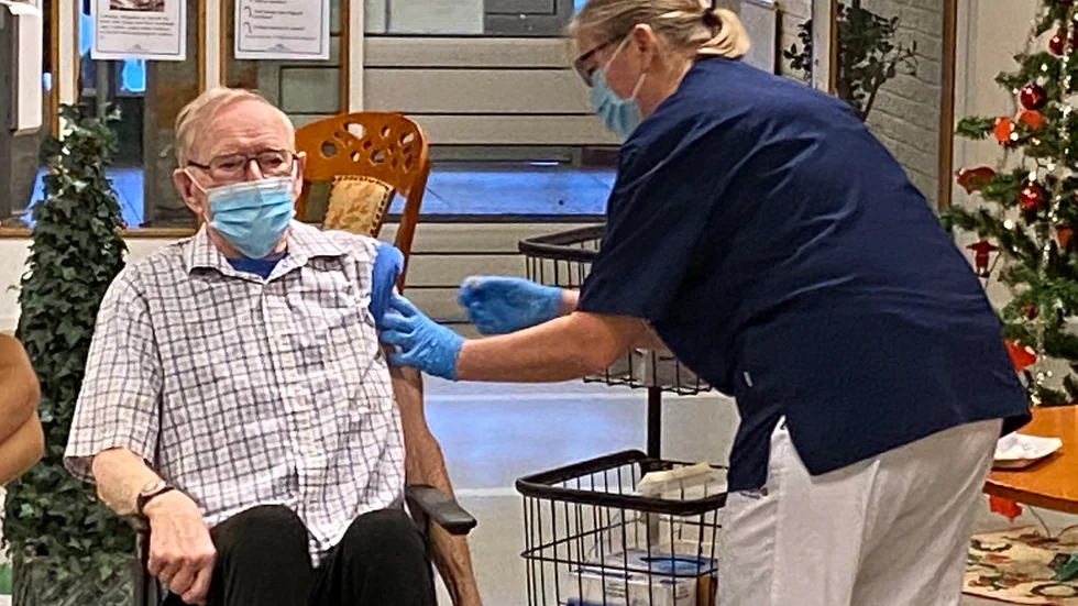 Stig Larsson, 89 år, var först med att vaccineras mot covid-19 i Sörmland. Nu har alla som bor på äldreboenden fått sina två doser.